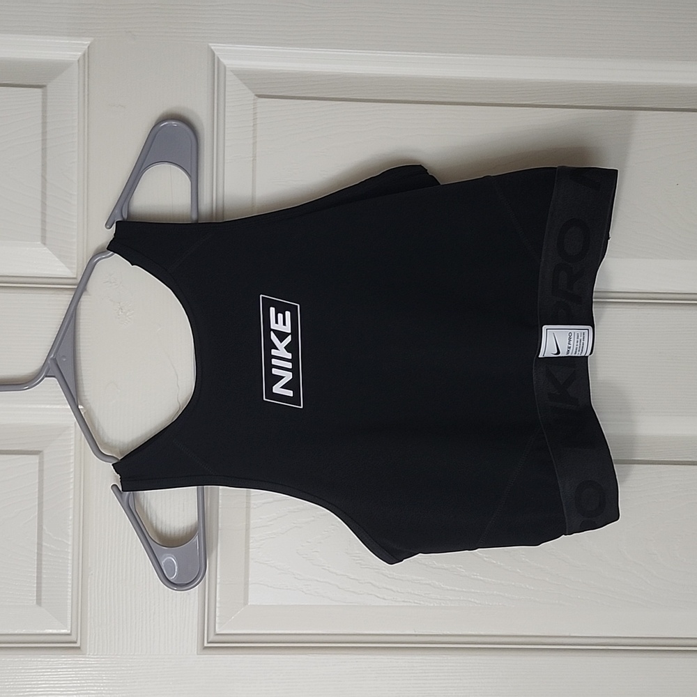 Nike medium athletic crop top, very comfortable and breathable